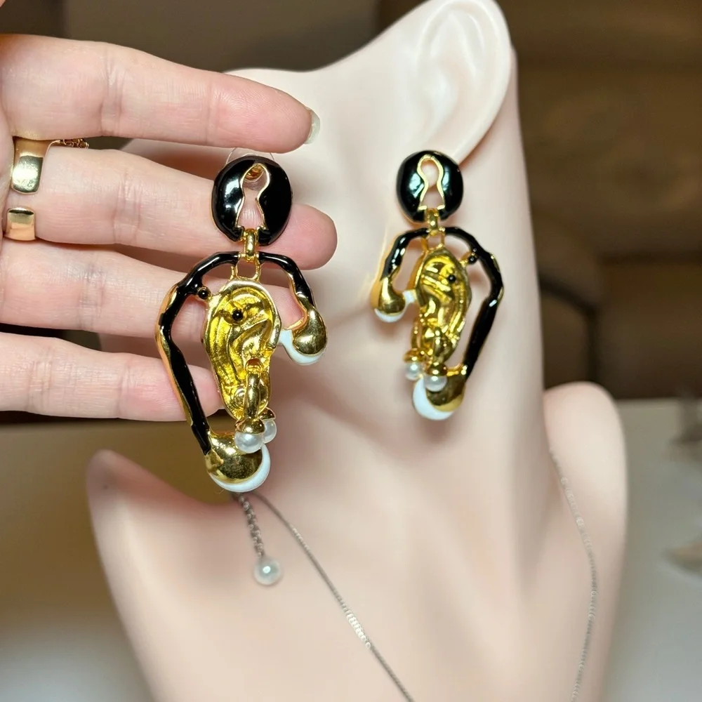 ⚜️ Avant-garde Gold and Black Earrings with Pearl Accents